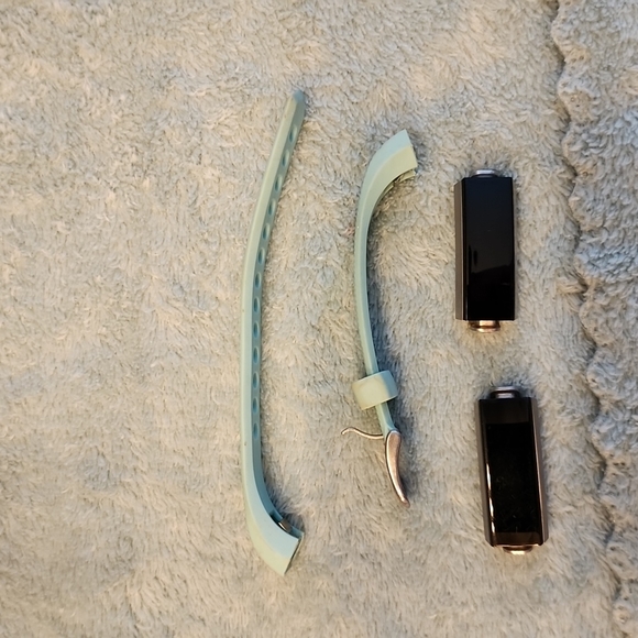 Fitbit Original fitness tracker TWO included with 1 band and a charger. - Picture 4 of 6